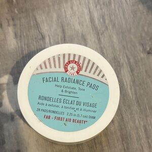 First Aid Beauty Facial Radiance Pads - White and Light Blue